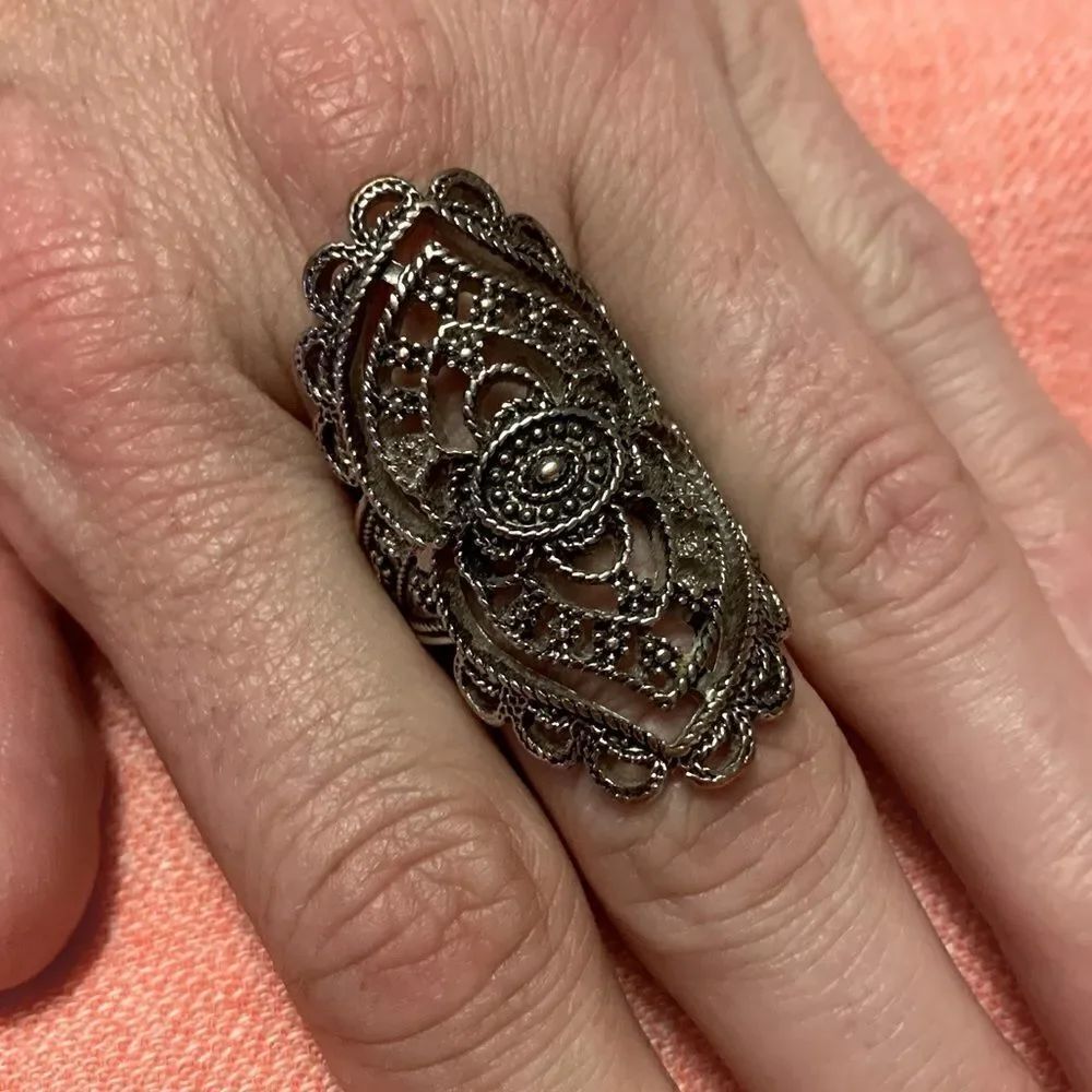 SilverโFilagreeโKnuckleย Ringโ
Szโ8.5